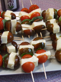 Una foto de Brochetas de tomates minis con queso fresco y aliño de lavanda