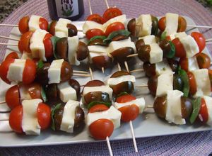 Foto principal de Brochetas de tomates minis con queso fresco y aliño de lavanda