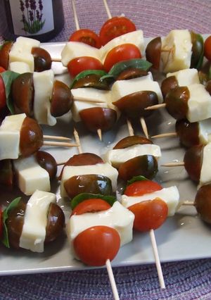 Una foto de Brochetas de tomates minis con queso fresco y aliño de lavanda