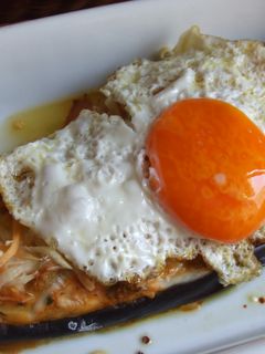 Una foto de Berenjenas rellenas con huevo a la plancha