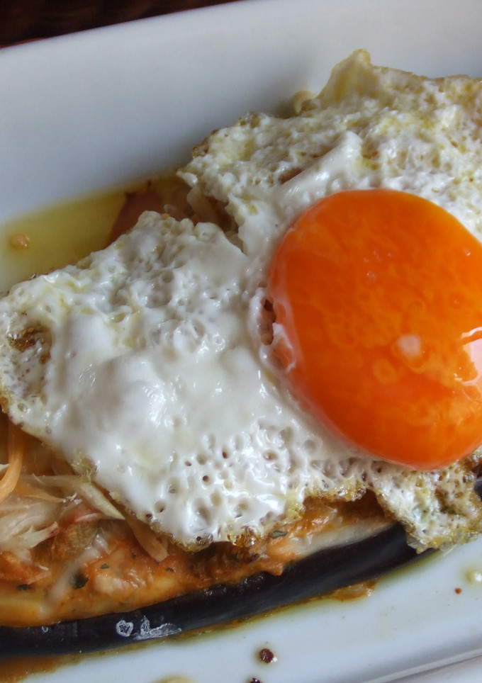 Una foto de Berenjenas rellenas con huevo a la plancha