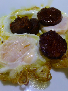 Una foto de Huevo frito de dos yemas con chorizo