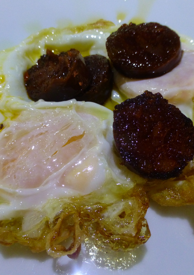 Una foto de Huevo frito de dos yemas con chorizo