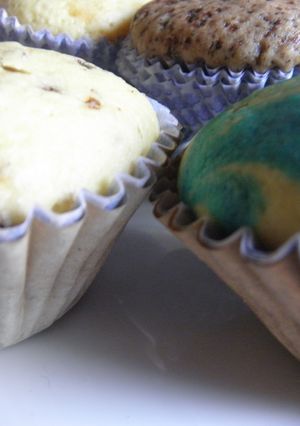 Una foto de Magdalenas de coco celeste y blanca