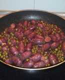 Salchichas frescas al vino tinto con guisantes