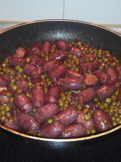 Una foto de Salchichas frescas al vino tinto con guisantes