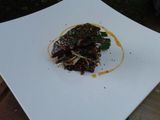 Entrañas grilladas con chop suey de vegetales