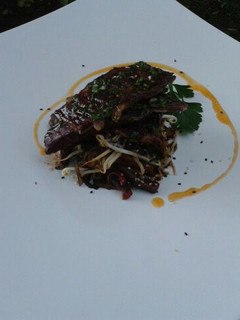 Una foto de Entrañas grilladas con chop suey de vegetales