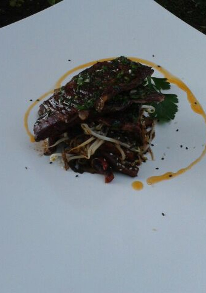 Una foto de Entrañas grilladas con chop suey de vegetales