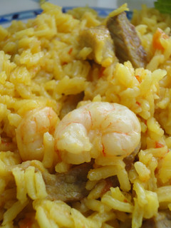 Una foto de Arroz con secreto y gambas