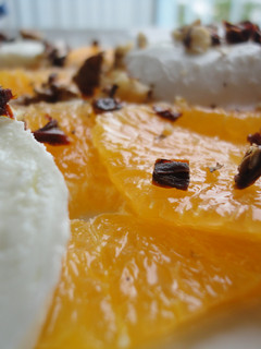 Una foto de Ensalada de mozzarella y naranja