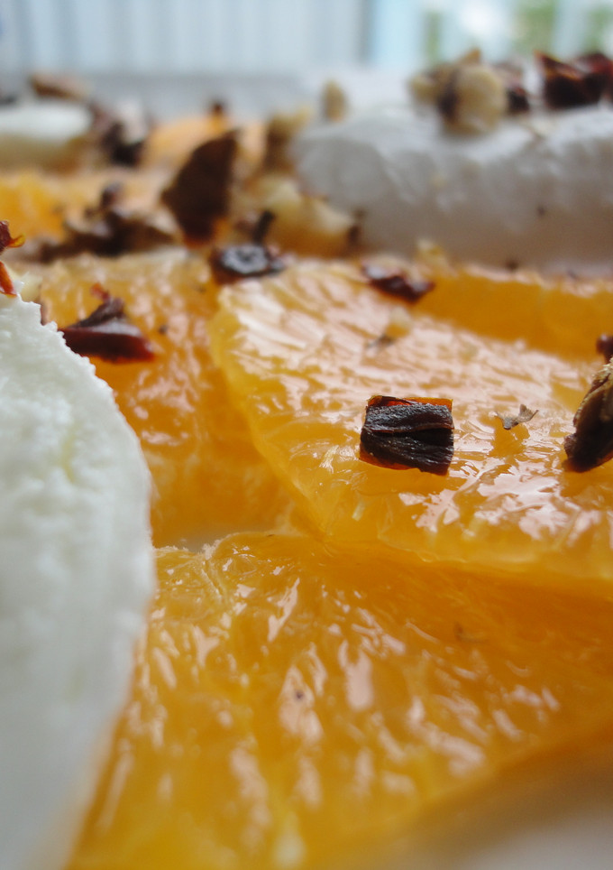 Una foto de Ensalada de mozzarella y naranja