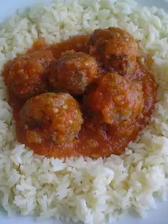 Una foto de Albóndigas de carne con arroz frito