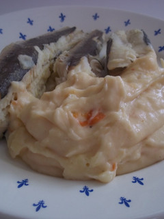 Una foto de Colas de pescadilla y puré