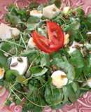 Ensalada de berros con gorgonzola y huevitos de codorniz