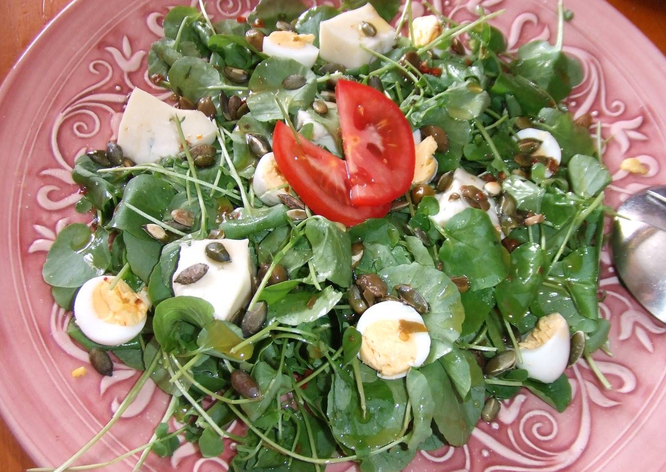 Ensalada de berros con gorgonzola y huevitos de codorniz<br />