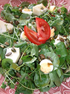 Una foto de Ensalada de berros con gorgonzola y huevitos de codorniz