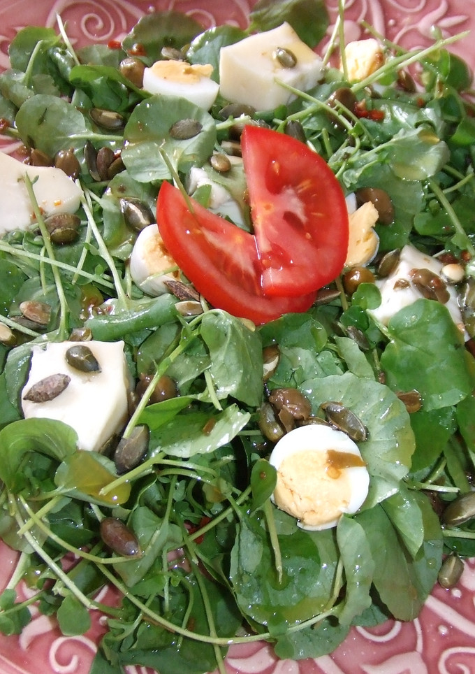 Una foto de Ensalada de berros con gorgonzola y huevitos de codorniz