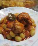 Ñoquis con presas de pollo sin piel en salsa de tomates