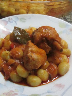 Una foto de Ñoquis con presas de pollo sin piel en salsa de tomates