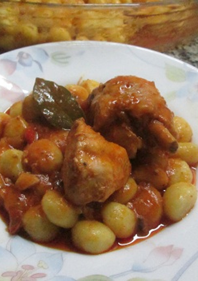 Una foto de Ñoquis con presas de pollo sin piel en salsa de tomates