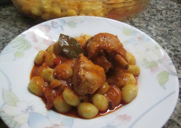 Ñoquis con presas de pollo sin piel en salsa de tomates