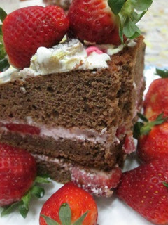 Una foto de Tarta de chocolate y crema de fresas de Flor