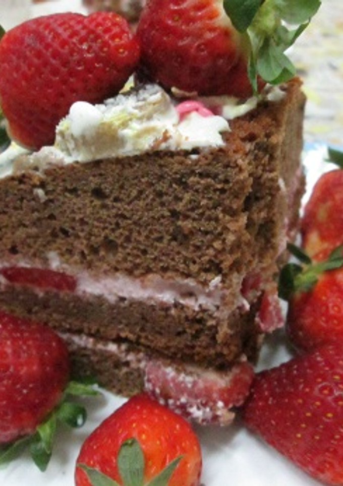 Una foto de Tarta de chocolate y crema de fresas de Flor