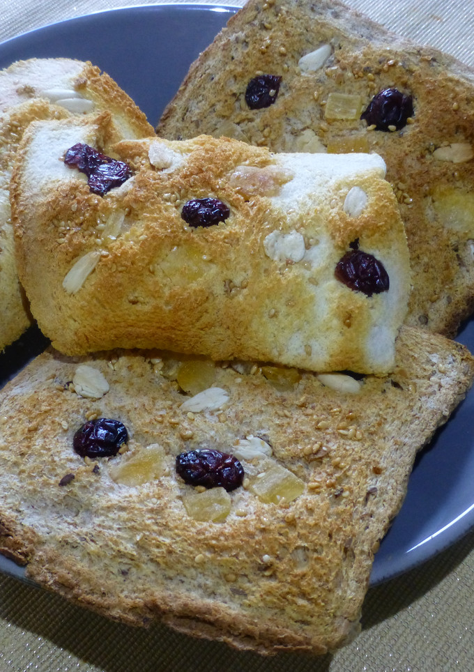 Una foto de Tostadas con piñones, pasas, frutos secos, para desayunos y meriendas