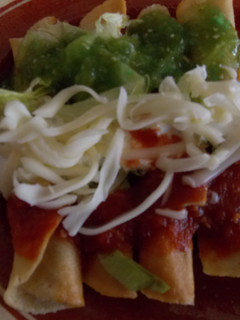 Una foto de Taquitos fritos mexicanos