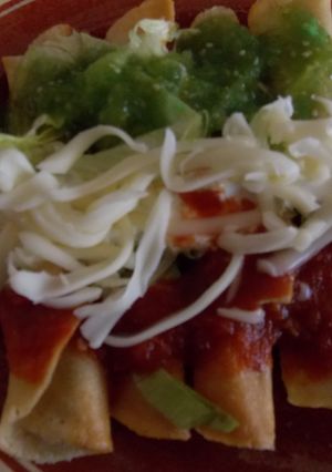 Una foto de Taquitos fritos mexicanos