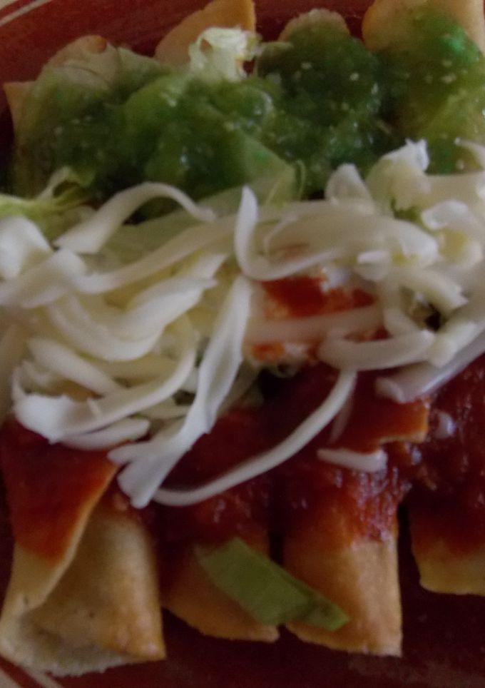 Una foto de Taquitos fritos mexicanos