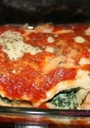 Una foto de Canelones en salsa napolitana