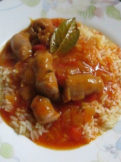 Foto principal de Arroz blanco con salchichas en salsa de tomate
