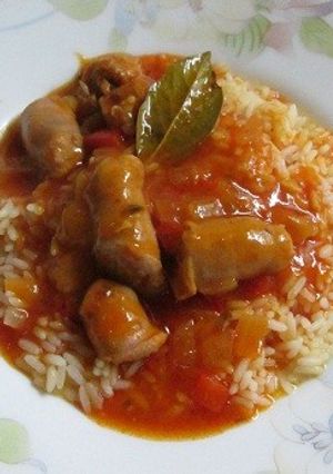 Una foto de Arroz blanco con salchichas en salsa de tomate