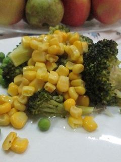 Una foto de Ensalada de brócoli, guisantes y maíz dulce