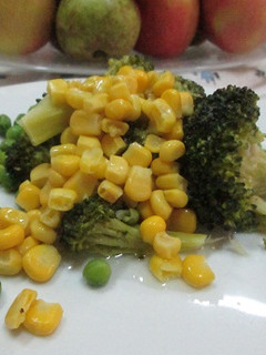 Una foto de Ensalada de brócoli, guisantes y maíz dulce