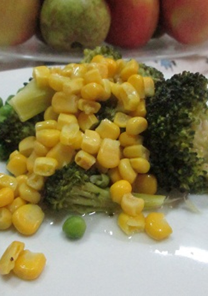 Una foto de Ensalada de brócoli, guisantes y maíz dulce