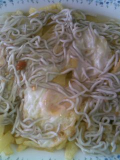 Una foto de Huevos fritos con gulas alegres