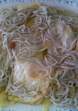 Una foto de Huevos fritos con gulas alegres