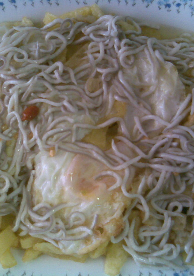 Una foto de Huevos fritos con gulas alegres