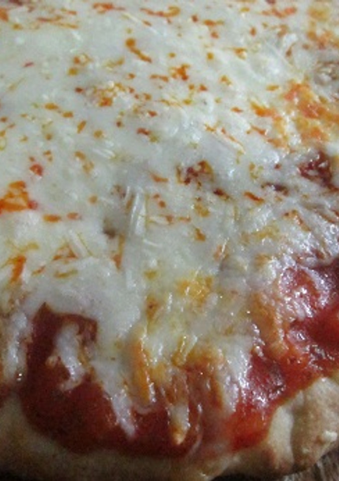 Una foto de Pizza margarita de masa fina