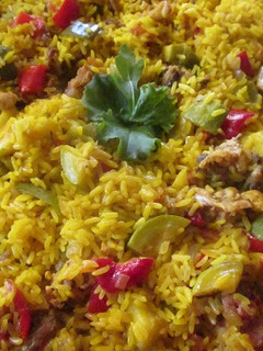 Una foto de Paella de verduras y pollo a la cerveza