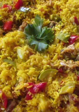 Una foto de Paella de verduras y pollo a la cerveza