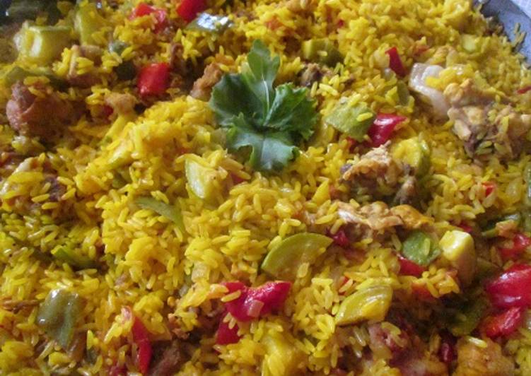 Paella de verduras y pollo a la cerveza