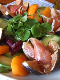 Una foto de Higos y aguacates con vinagre de manzana y zumo de arándanos