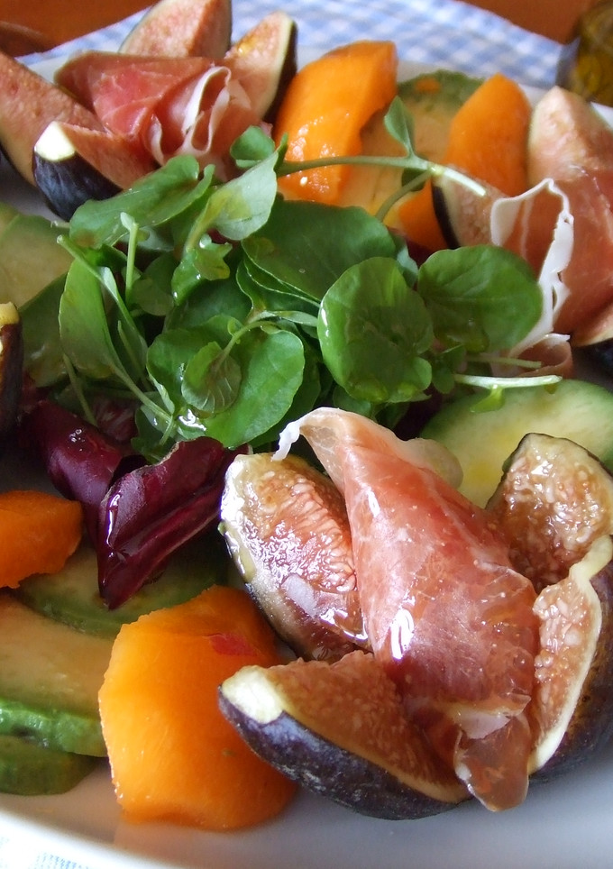Una foto de Higos y aguacates con vinagre de manzana y zumo de arándanos