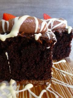 Una foto de Tarta bombón cubierto de chocolate blanco y praliné