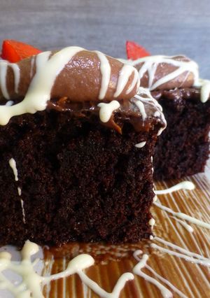 Una foto de Tarta bombón cubierto de chocolate blanco y praliné