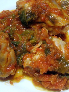 Una foto de Pollo con tomate y pimientos verdes